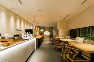 金泽东急金泽大酒店的一间带桌椅的餐厅和一间酒吧