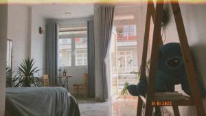 大叻Rot Homestay的客厅设有床和窗户