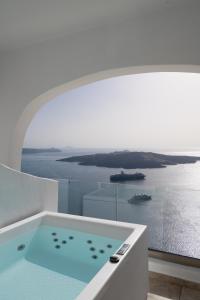 费拉Asha Luxury Suites的海景浴缸