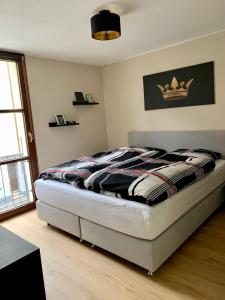 波鸿Kleiner Koenig - Appartement im Stadtzentrum的卧室配有一张墙上的冠床