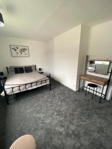 斯塔福德Spacious & modern 3 bed house的一间卧室配有一张床和一张书桌