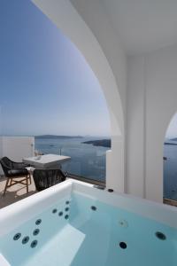 费拉Asha Luxury Suites的海景度假屋 - 带热水浴池