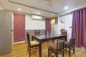 古瓦哈提Itsy By Treebo - Ransu Residency的一间带桌椅的用餐室