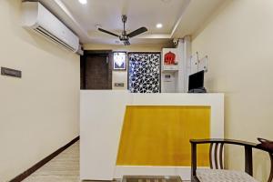 古瓦哈提Itsy By Treebo - Ransu Residency的客厅拥有黄色和白色的墙壁