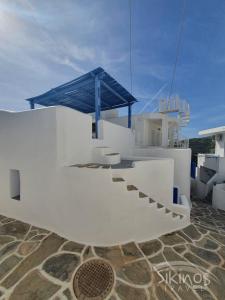 锡基诺斯岛Sikinos Summer Nest的白色建筑一侧的楼梯