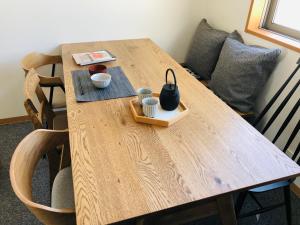 京都Corner6的一张带杯子的木桌和茶壶