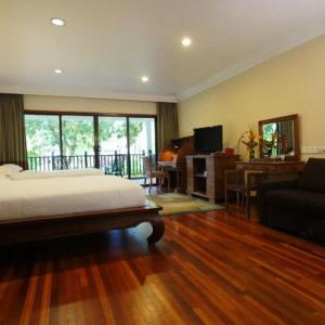 塞贝维塞贝维Spa度假酒店的一间卧室设有一张床和一间客厅。