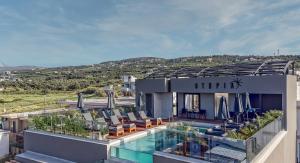 普拉坦斯Utopia Luxury Suites的享有带游泳池的建筑景致