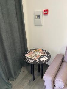 阿布兰特什Garden Apartment Dona Amélia的带沙发的客厅内的桌子