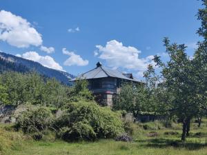 马拉里Cliffer Cottage: Make Mountains Memorable!的树木林立的田野中心建筑