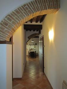 巴贝里诺·迪·穆杰罗Antica dimora的走廊,建筑中设有拱门和桌子