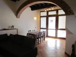 巴贝里诺·迪·穆杰罗Antica dimora的客厅设有桌子和大门