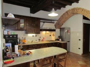 巴贝里诺·迪·穆杰罗Antica dimora的厨房设有柜台和拱门