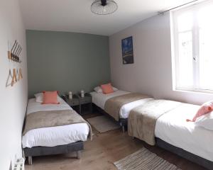 CabreretsLe Refuge du Cele的一间卧室设有两张床和窗户。