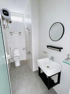 大叻EURO HOUSE的白色的浴室设有水槽和镜子