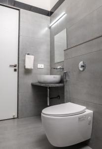 纳西克The Green Estate Resort的浴室配有白色卫生间和盥洗盆。