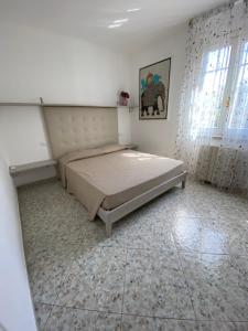 阿祖罗港Casa Antonella的一间卧室,卧室内配有一张大床