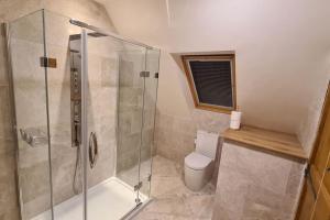 圣布雷拉德2 Westview的浴室配有淋浴间和卫生间。