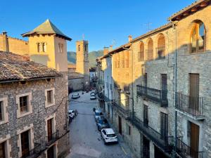 BorredáApartamento rural con encanto Can Salvador的城市街道的空中景观和建筑