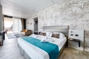 佩斯基耶拉德加达Vision Hotel的一间卧室配有一张带蓝色毯子的大床