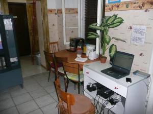 罗马walter guest house的厨房配有一张桌子,上面有一台笔记本电脑