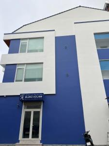 大叻EURO HOUSE的蓝色和白色的建筑,上面有标志