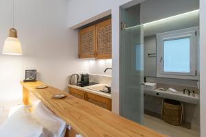 FiropótamosVilos Suites Fyropotamos Beach的厨房配有木制柜台和水槽