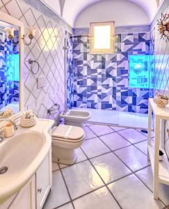 卡普里Le Botteghe 59 Capri的蓝色和白色的浴室设有卫生间和水槽