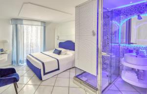 卡普里Le Botteghe 59 Capri的紫色卧室配有一张床和淋浴