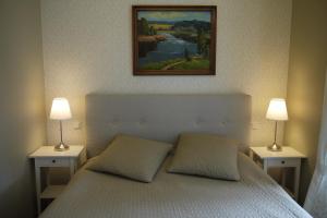 尤尔马拉利维亚公寓式酒店的一间卧室配有一张带两盏灯的床。