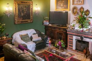 陶尔米纳B&B Villa Giorgia的带沙发和壁炉的客厅