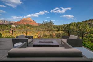 塞多纳Sedona Red Rock Paradise Amazing Views and Hot Tub的带沙发和壁炉的山景庭院