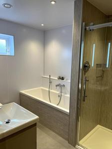 奥克尼Aurora - Self Catering, Kirkwall, Quiet Location with Luxury Hot Tub的带浴缸、水槽和淋浴的浴室