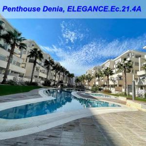 德尼亚Sea view Penthouse Denia, ELEGANCE的一座棕榈树游泳池,位于部分建筑前