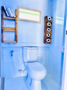 古雷德胡Hiraeth island home的一间位于客房内的白色卫生间的浴室