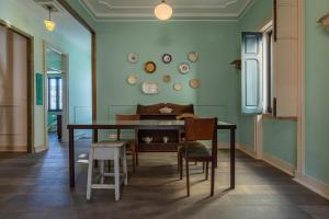 里斯本Classic Villa in Beato Lisbon的一间带桌椅的用餐室