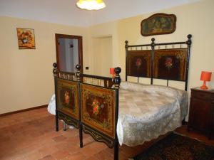 Cereseto蒙拉比奥所公寓的一间卧室配有一张大床和一个梳妆台