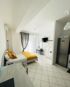 伊古迈尼察ALEKA KOTSI ROOMS 2的白色客房 - 带床和厨房