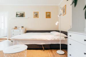 CiumaniLilibet Guesthouse - Lilibet Vendégház的白色卧室配有床和灯