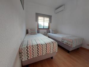 加亚新城Vitoria Douro的一间卧室设有两张床和窗户。