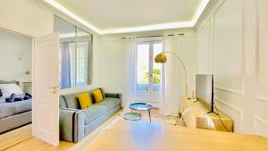 蒙特卡罗Designer Garden View AC, Fiber Wifi Heart of Monaco的客厅配有沙发和1张床