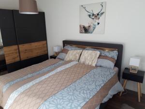 克莱恩 蒙塔纳Résidence Plambramois的一间卧室配有一张带木制床头板的床