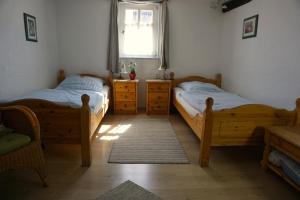 埃施韦格维洛别墅旅馆的一间卧室设有两张单人床和一个窗户。