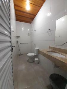 卡拉瓜塔图巴A VER O MAR FLATS的一间带卫生间、水槽和镜子的浴室