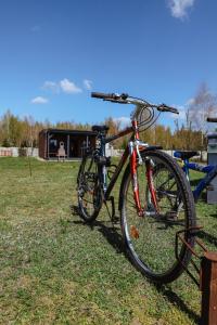 在Domki Tręby Stare内部或周边骑自行车