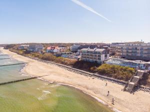 尤斯托尼莫斯基Na Klifie - Apartamenty KOMFORT, widok na morze, parking的享有海滩和建筑的空中景致