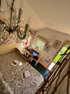 Ivančna GoricaEdenski vrt的客房设有一张床、一张桌子和吊灯。