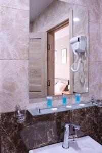 卡兹贝吉ALOFT的一间带水槽和镜子的浴室
