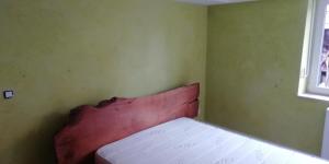赫伯格colmar的一间带床的卧室,位于带窗户的房间内