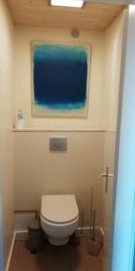 赫伯格colmar的一间带卫生间的浴室和墙上的绘画